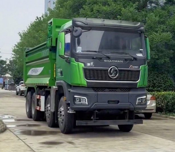 Camion benne SHACMAN X3000 8x4 de couleur verte, vue de trois quarts avant