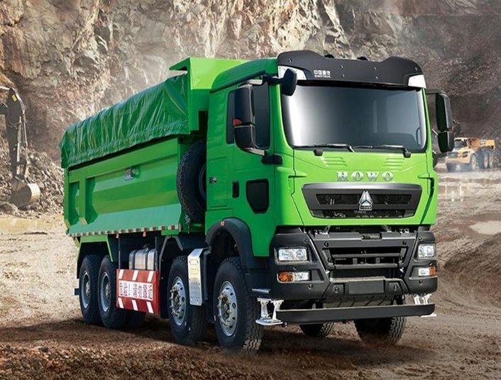 Camion benne 8x4 chargé d’agrégats sur un chantier de construction