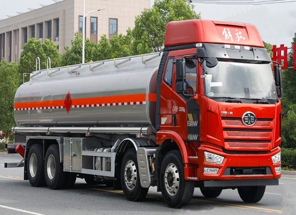 Camion-citerne FAW 8x4 pour hydrocarbures, cuve compartimentée
