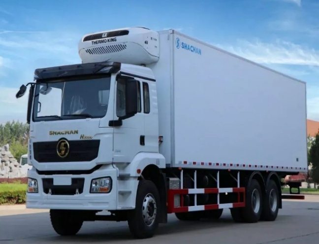 Camion frigorifique SHACMAN équipé d’un groupe Thermo King en toiture