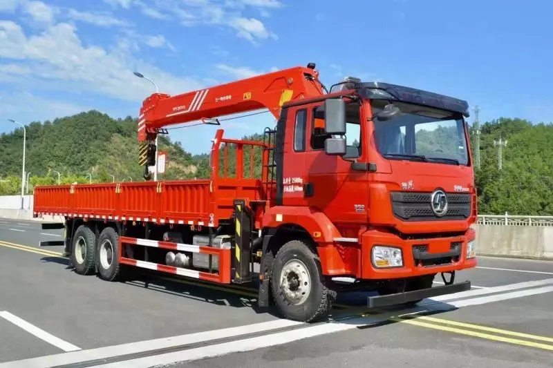 Camion-grue SHACMAN à plateau ridelles avec grue auxiliaire repliée