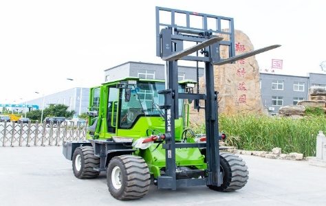 Chariot élévateur tout-terrain à mât télescopique