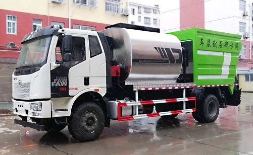 Camion épandeur de liant bitumineux FAW avec trémie à gravillons