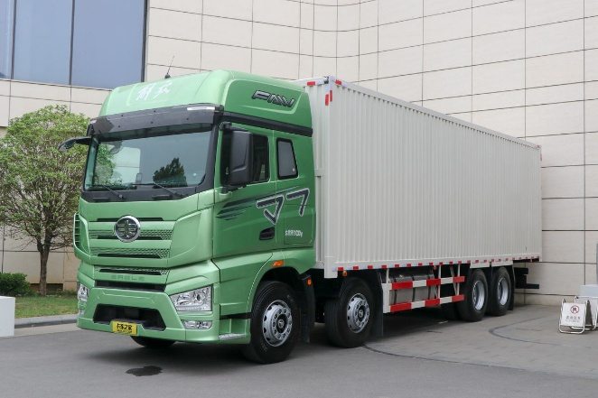 Fourgon FAW 8x4 à grande caisse fermée
