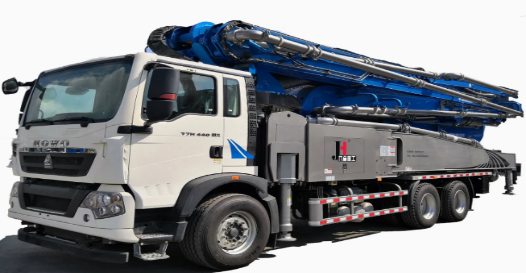 Camion pompe à béton HOWO, flèche articulée repliée
