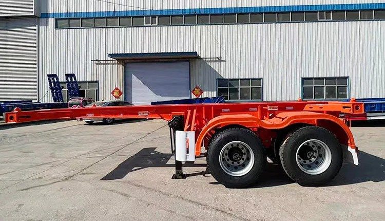 Châssis porte-conteneurs squelettique deux essieux devant l’atelier du fabricant