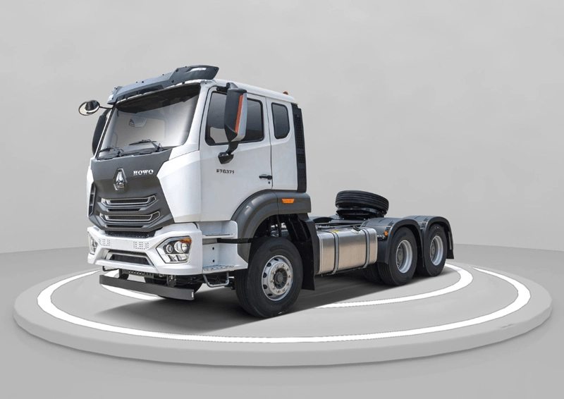 Tracteur routier HOWO 6x4, vue de trois quarts avant