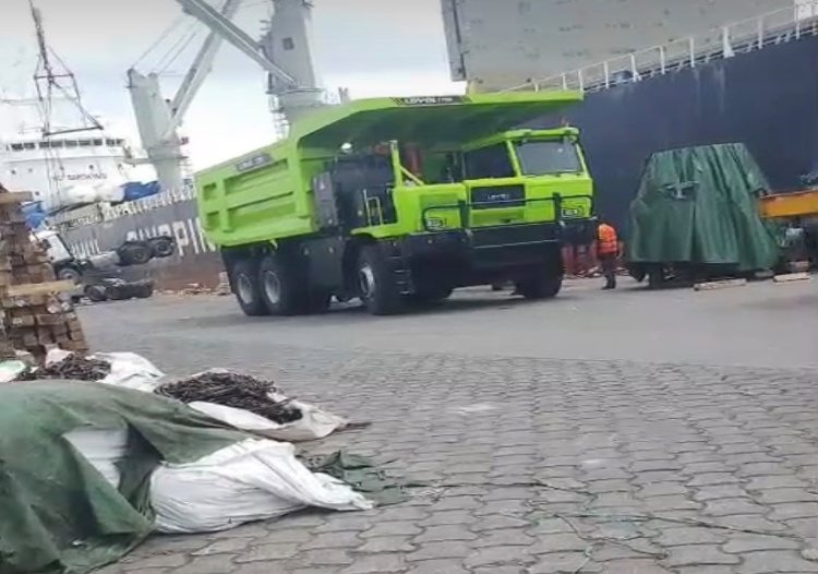 Déchargement de camions miniers depuis un navire au Port d’Abidjan