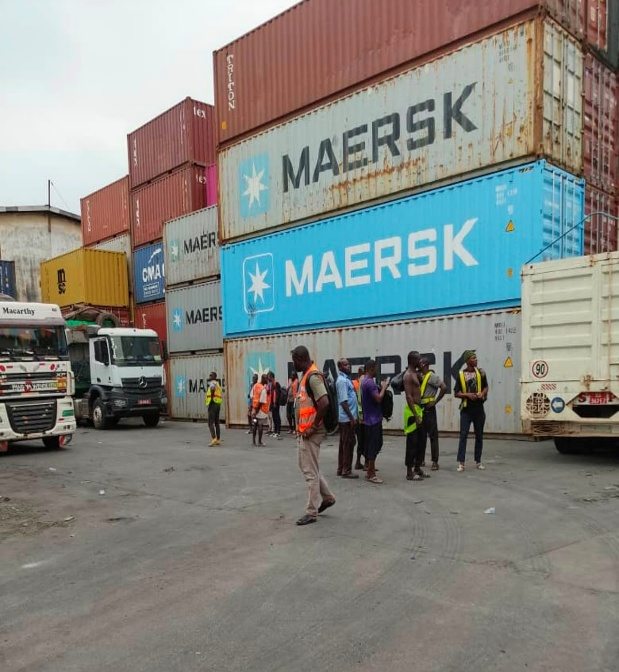 Opérations de manutention portuaire sur un terminal