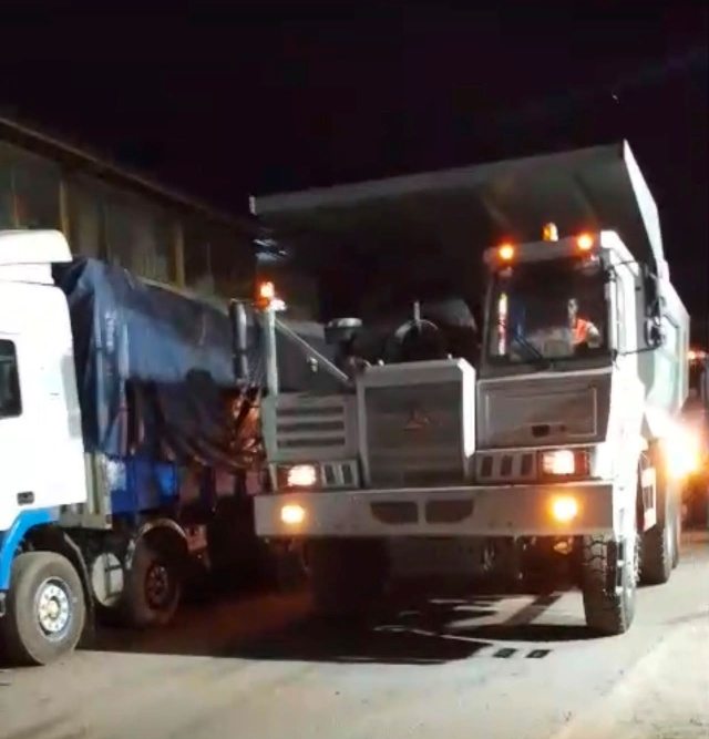 Matériel industriel élingué lors du déchargement du navire