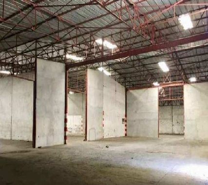 Entrepôt sous charpente métallique destiné au stockage de marchandises à Abidjan