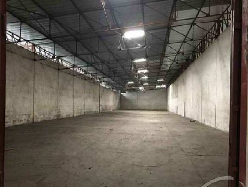 Quai de chargement d’un entrepôt logistique