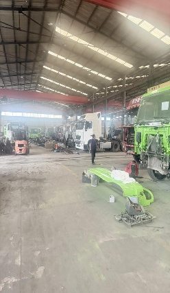 Hall de production du fabricant partenaire : camions et carrosseries en cours d’assemblage