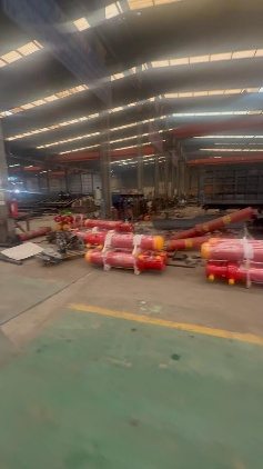 Vérins hydrauliques et composants stockés en usine avant montage