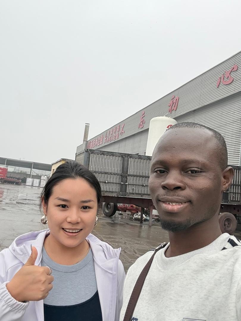 Rencontre avec une interlocutrice du fabricant partenaire lors d’une mission de sourcing en Chine