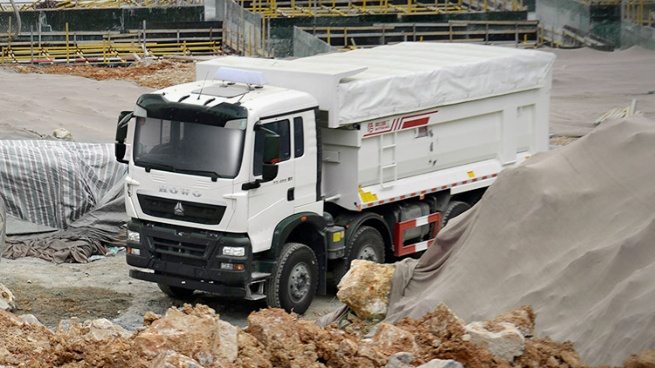 Ensemble routier MIENGNOLI GROUP en rotation sur un chantier