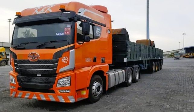 Convoi de camions bennes prêt au départ